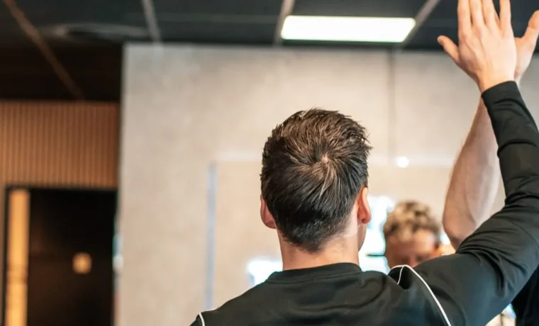Twee leden geven elkaar een high five na de training